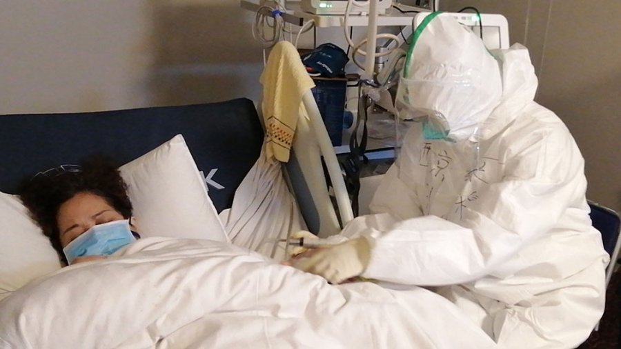 FOTO TELAM CRISIS SANITARIA. Un m&eacute;dico controla la salud de un paciente en Wuhan.
