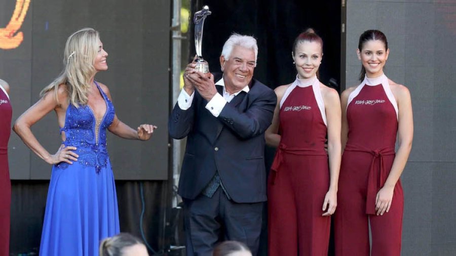 FOTO TELESHOW// RAUL LAVIE// El cantante celebra la distinci&oacute;n sobre el escenario.