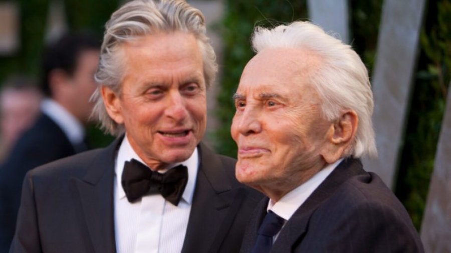 FOTOS ACHIVO ACTORES. Kirk y su hijo Michael cuando festej&oacute; su cumplea&ntilde;os n&uacute;mero 100.   EL IDOLO DE BARRO. Fue nominado al Oscar como "mejor actor", encarnando a un boxeador, en 1949.