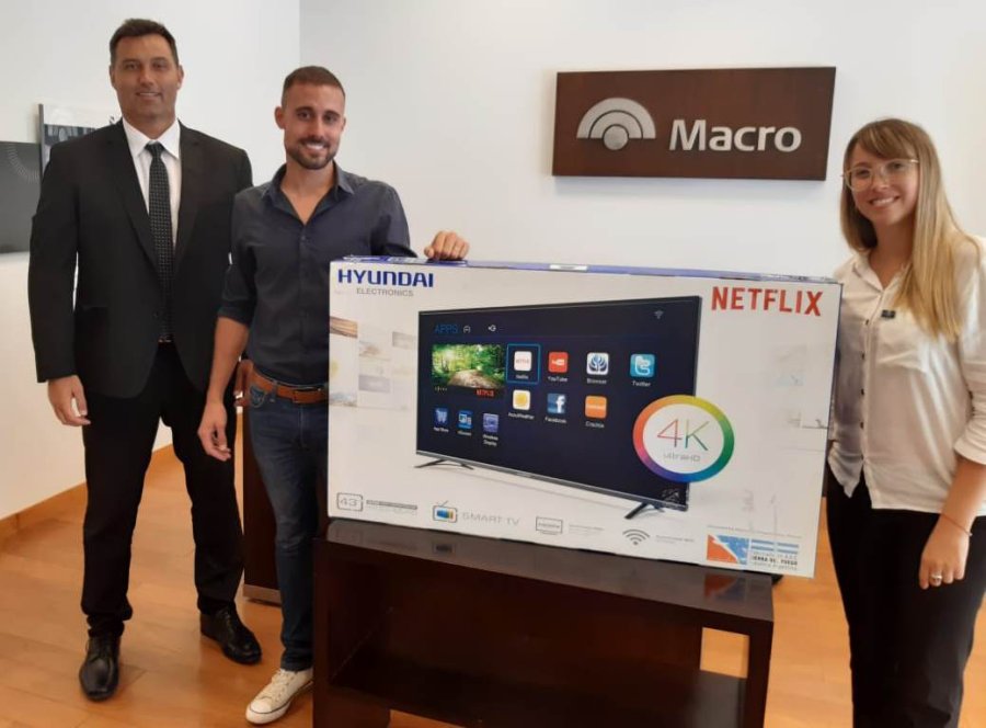 FOTO PRENSA BANCO MACRO// GANADORES./ Quienes resultaron favorecidos con una moto dos Smart TV.
