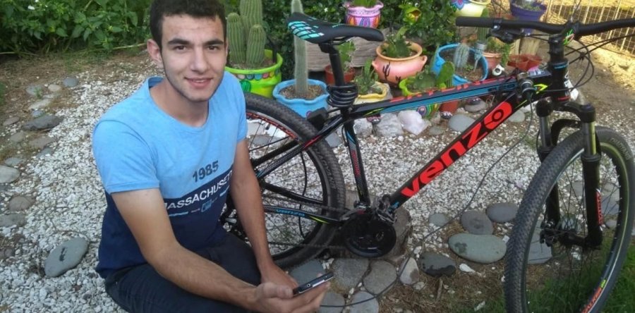 FOTO INTERNET JOEL PRINCIPE. Con su bicicleta y su smartphone.