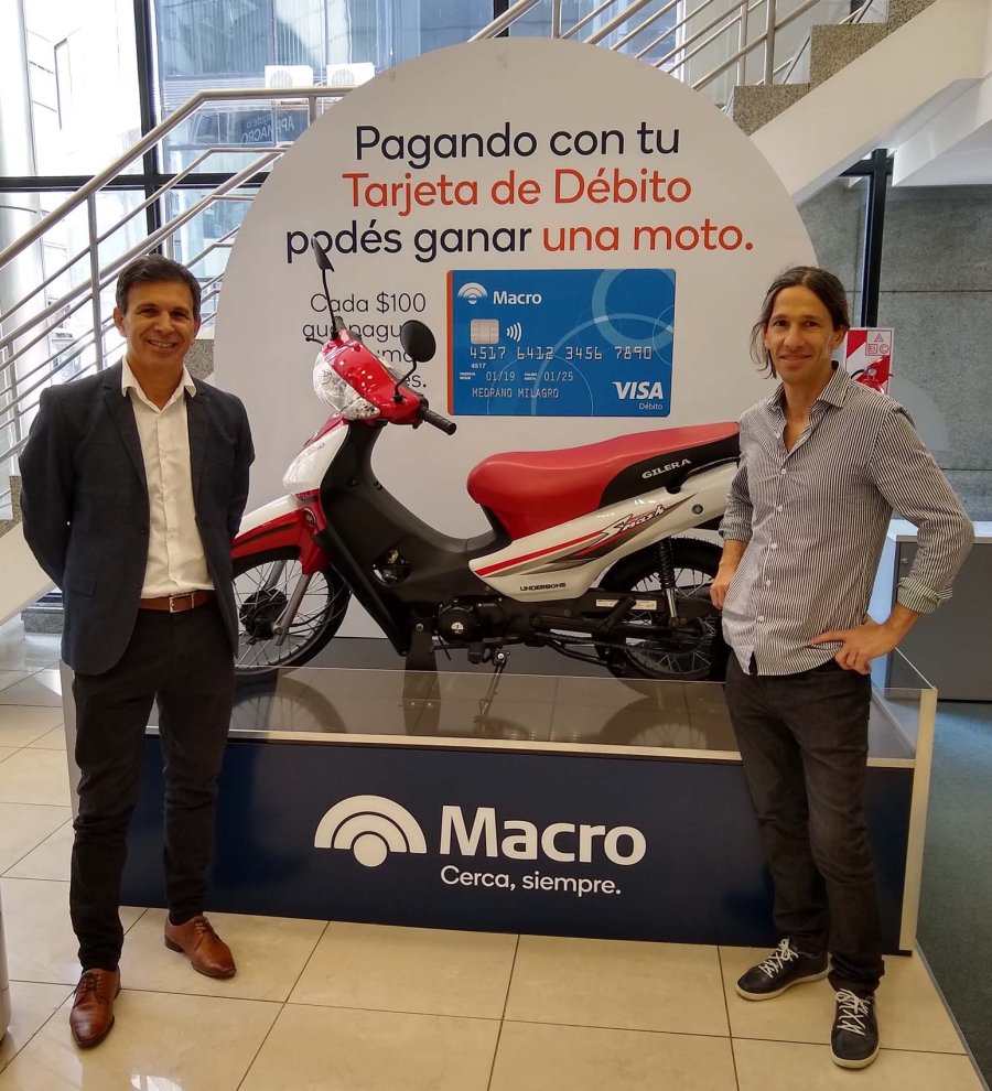 FOTO PRENSA BANCO MACRO// GANADORES./ Quienes resultaron favorecidos con una moto dos Smart TV.