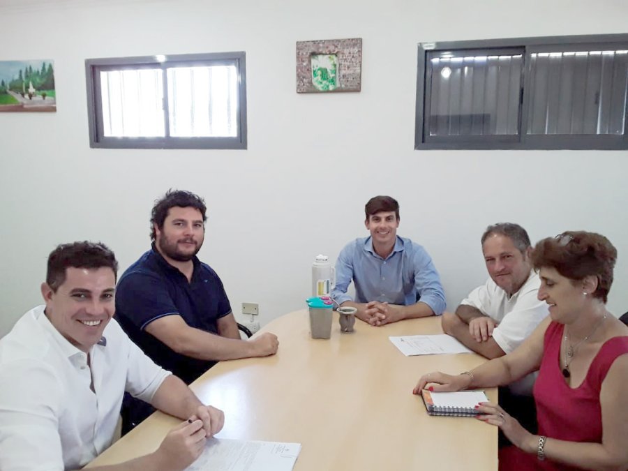 FOTO PRENSA COMUNA// REUNI&Oacute;N// Pedro Eguiazu, Ignacio Gentillini, Lucio Beltramo junto a personal administrativo y t&eacute;cnico, reunidos en la sede comunal lehmense.