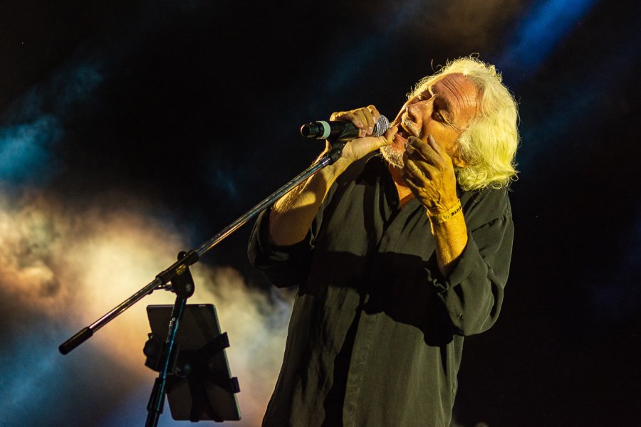 FOTO G. SANCHEZ COMPA&Ntilde;ERO. Nito Mestre, su viejo ladero de Sui Generis, abri&oacute; el homenaje a Charly en el Cosqu&iacute;n Rock. FOTO G. SANCHEZ CIERRE DE LUJO. Le&oacute;n Gieco le puso el broche a una jornada en la que Charly Garc&iacute;a estuvo presente sin subir al esc