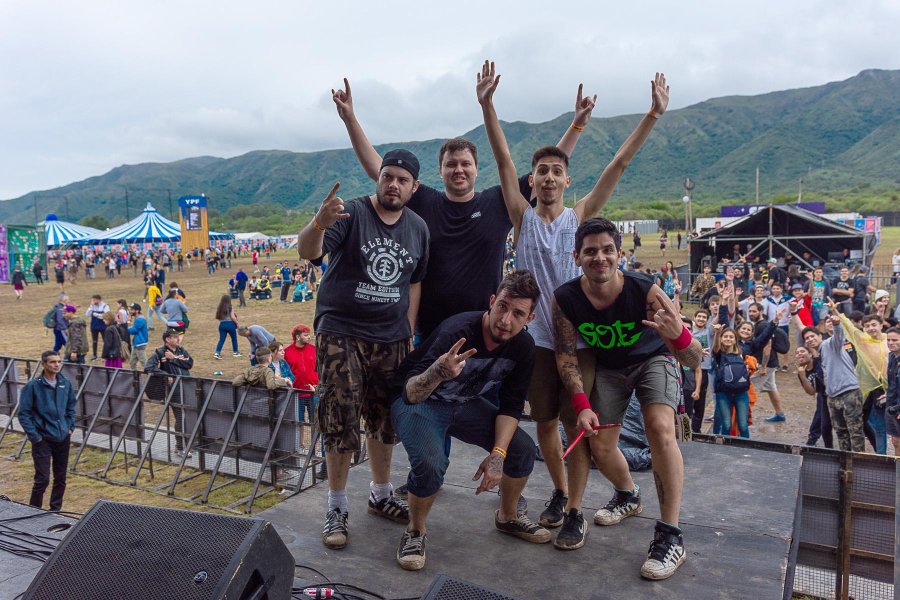 FOTO G. S&Aacute;NCHEZ DIVERSIDAD GENERACIONAL. Wos, Alejandro Ciro Mart&iacute;nez y Andr&eacute;s Ciro Mart&iacute;nez, juntos cantando Pistolas.  RAFAELINOS. La postal de Sin Otra Escapatoria (SOE) y las sierras de C&oacute;rdoba luego de su presentaci&oacute;n en el Cosqu&iacute;n Rock.