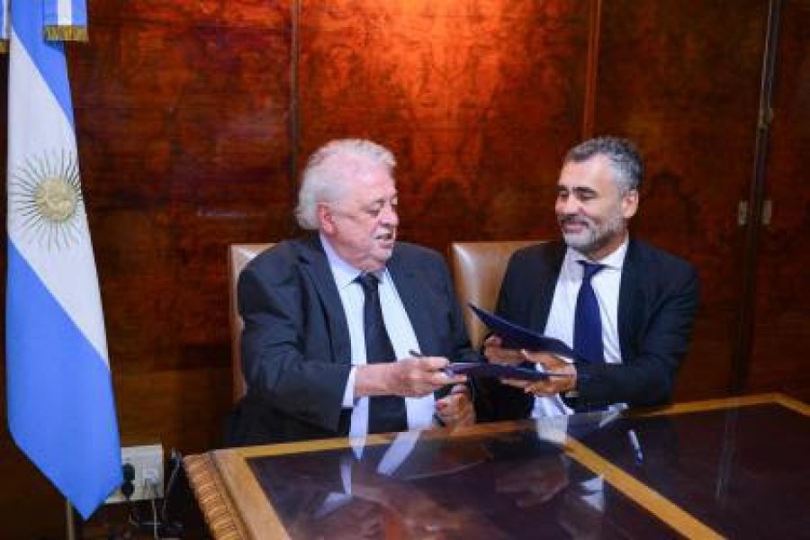 FOTO PRENSA ANSES// CONVENIO./ Gin&eacute;s Gonz&aacute;lez Garc&iacute;a y Alejandro Vanoli en momentos de celebrar el acuerdo.