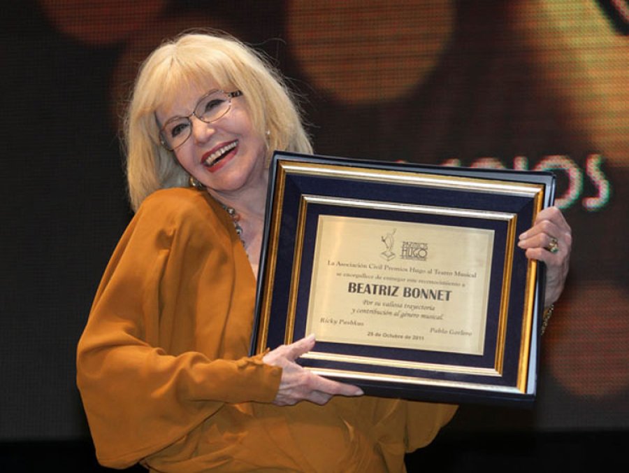 FOTO TELESHOW// BEATRIZ BONNET./ La actriz al ser galardonada.
