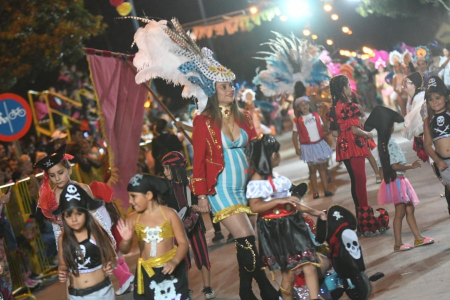 FOTO CP// CARNAVAL// Nuevamente anoche la tradicional celebraci&oacute;n convoc&oacute; a miles de rafaelinos.