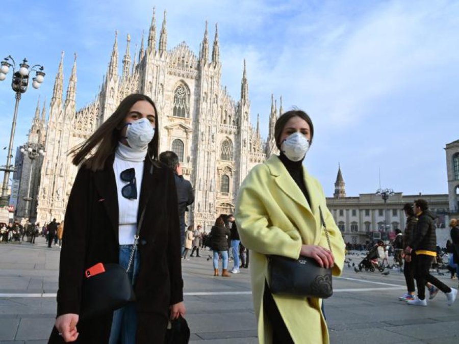 FOTO REUTERS ITALIA. Dos mujeres protegidas con barbijos en la casi desierta ciudad de Milan.