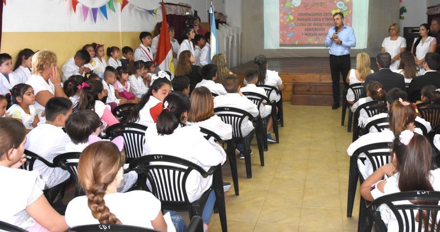 FOTO PRENSA MUNICIPAL MENSAJE. El intendente Castellano habla ante alumnos, docentes, autoridades y padres en la Escuela de Villa del Parque.