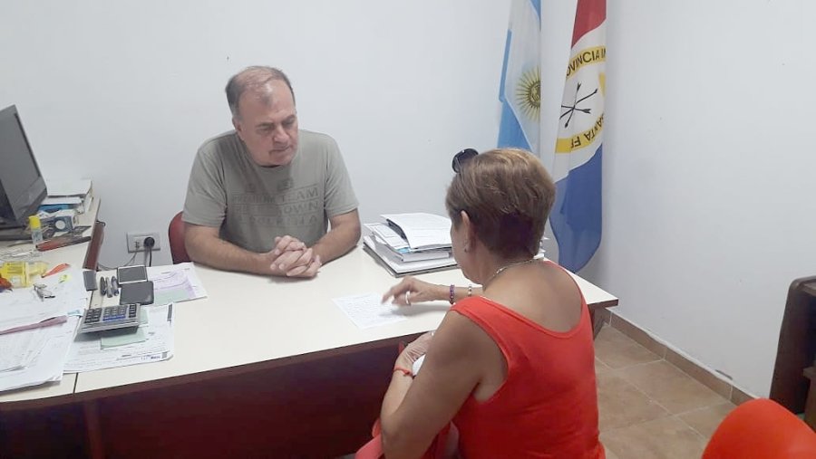 FOTO PRENSA SOEM// REUNI&Oacute;N./ Adri&aacute;n Bertolini con la afectada por las acciones del jefe de gobierno local.