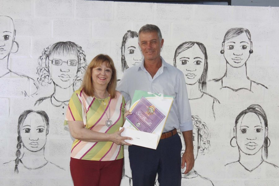 FOTO PRENSA CCIP// SELVA BRUNELLI. Recibi&oacute; la distinci&oacute;n de manos de Omar Mart&iacute;nez, Secretario de Gesti&oacute;n de la Municipalidad local.