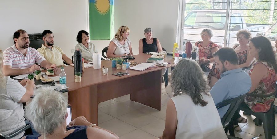 FOTO PRENSA COMUNA// TURISMO RURAL// Un instante del encuentro celebrado en dependencias de INTA Rafaela. FAE./ La ceremonia de entrega de los fondos para educaci&oacute;n fue presidida por Jos&eacute; Barbero. SENDAS PEATONALES./ Fueron pintadas en diversos secto