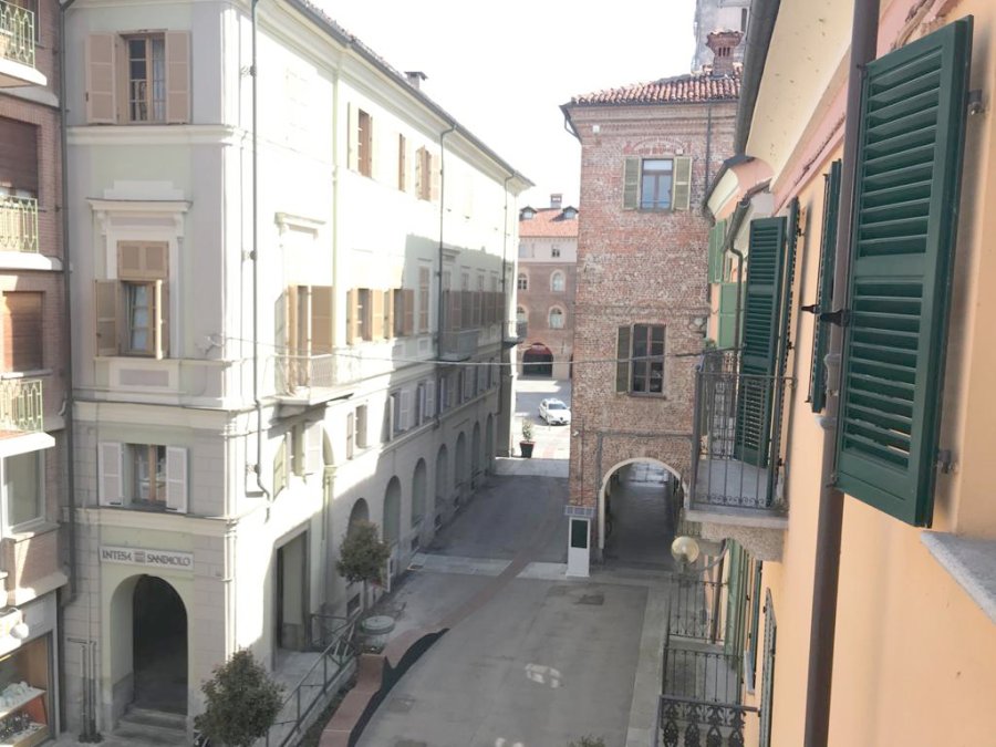 CORINA PERETTI// "Acampada" con su familia en su casa de Fossano. UN DESIERTO.// Via Cavour, zona peatonal, con comercios llegando a Via Roma, la calle principal de la ciudad.