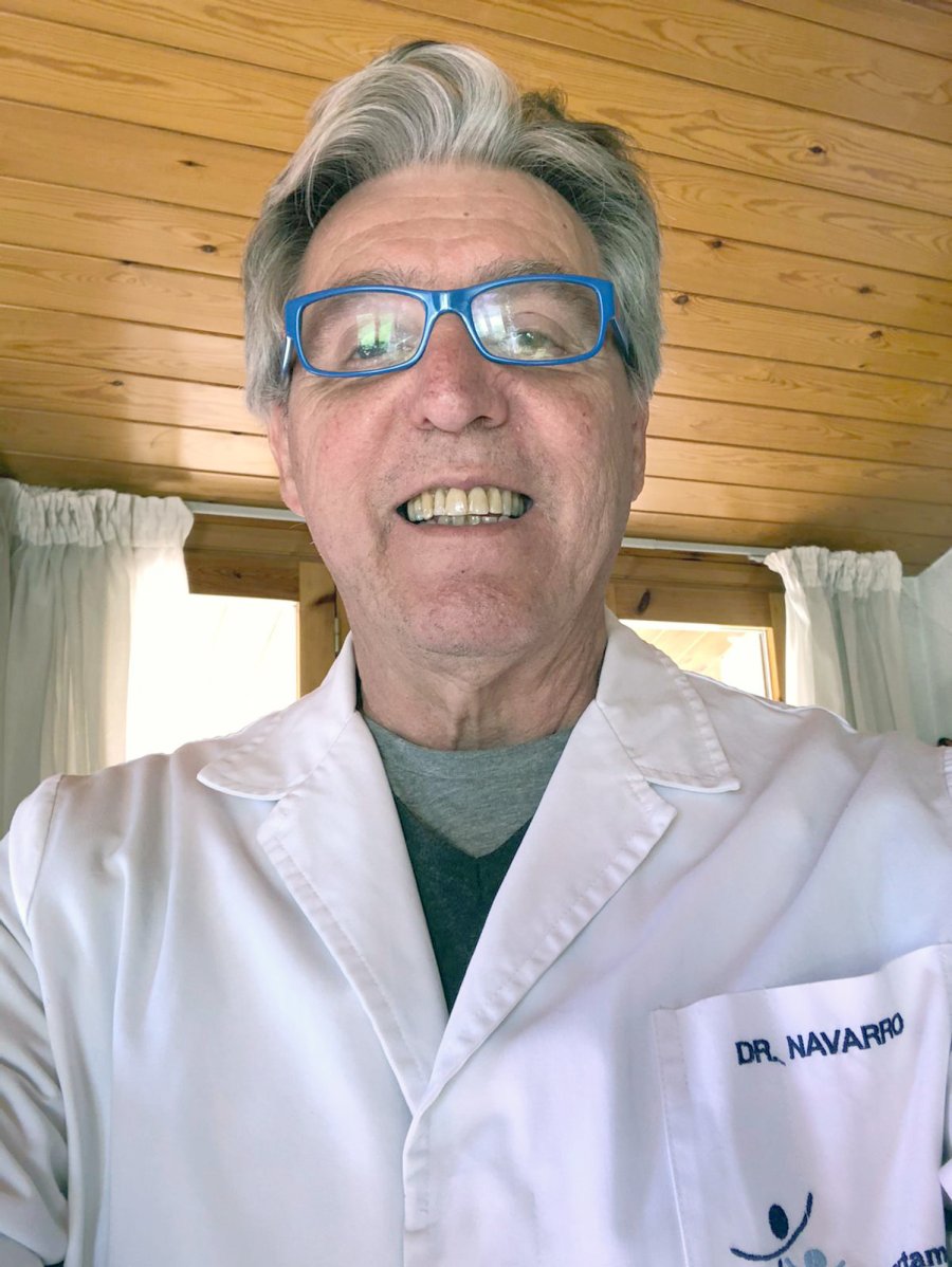 FOTO RADIO RAFAELA// PROFESIONALES./ Daniel y Eduardo Navarro brindaron precisiones de la pandemia que preocupa al mundo entero. CARPA SANITARIA./ Ubicada en la v&iacute;a p&uacute;blica para atender a quien lo necesite.