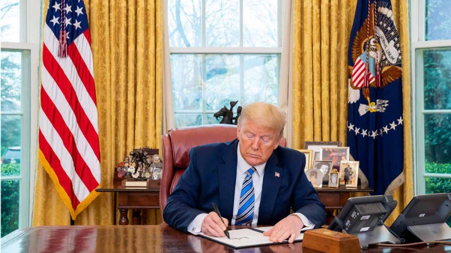 FOTO AFP TRUMP. Dispuso una medida dura al cortar la conexi&oacute;n a&eacute;rea entre EE.UU. y Europa.