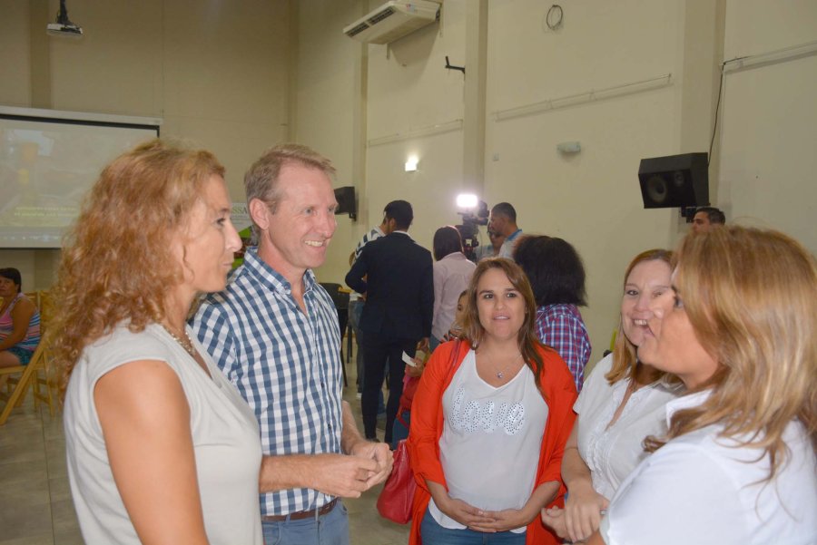 FOTO COMUNICACION// TARJETA ALIMENTAR./ El intendente Toselli estuvo presente en el acto acompa&ntilde;ado por integrantes de su Gabinete. INSTRUCTIVO./ En un encuentro especial se ofreci&oacute; capacitaci&oacute;n sobre nutrici&oacute;n y cuidado personal.