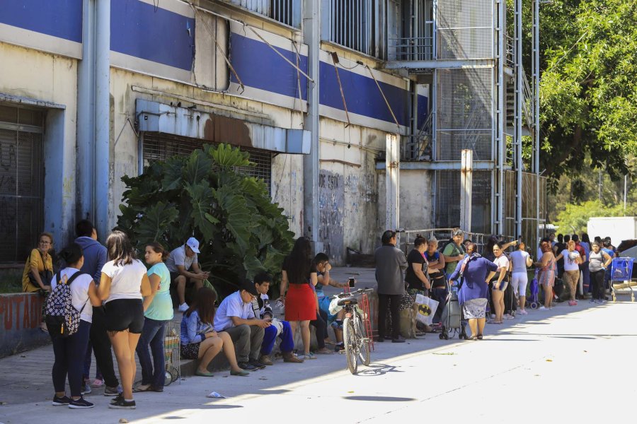 FOTO NA BUENOS AIRES. Decenas de personas haciendo cola para ingresar a un supermercado.