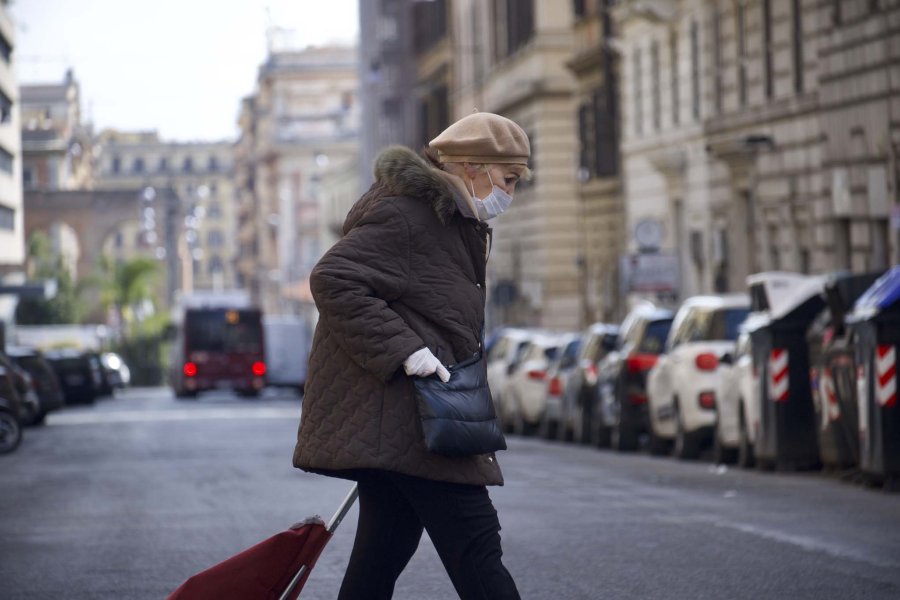 FOTO TELAM SOLEDAD. Un italiano camina con sus compras en medio de un pa&iacute;s devastado por el virus.