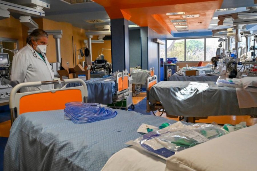 FOTO EFE CENTRO DE SALUD. Un hospital est&aacute; dispuesto para recibir nuevos pacientes.