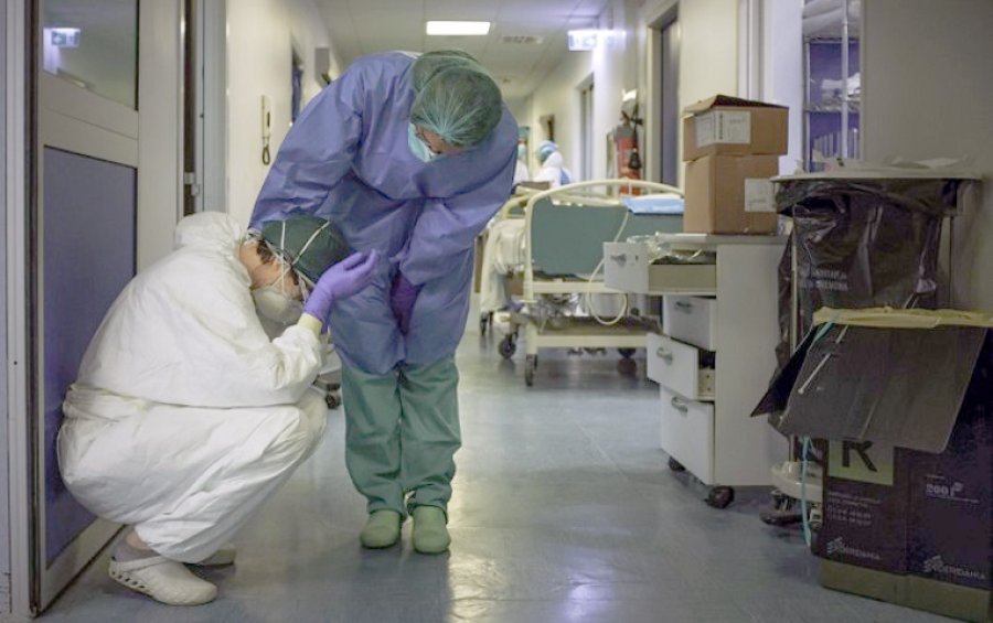 FOTO REUTERS EXHAUSTOS. Profestionales de la salud en Bergamo.
