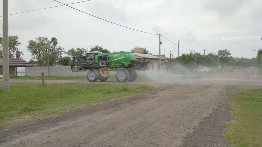 FOTO PRENSA COMUNA// DESINFECCION// Fue concretada con maquinaria aportada por Adri&aacute;n Penacinno.