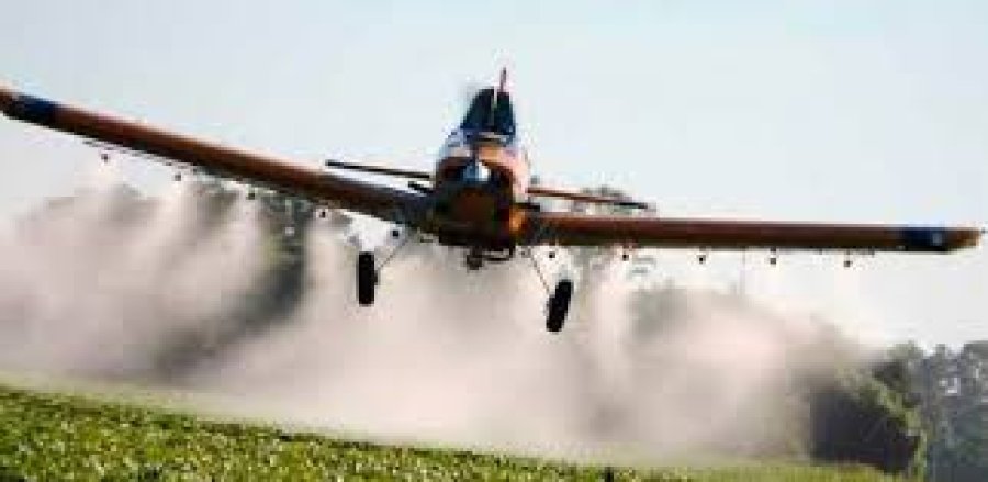FOTO INTERNET AEROAPLICACION. Una vista de la forma de trabajo que suele realizarse.  FOTO INTERNET POR EL AIRE.  Se logra un resultado positivo.