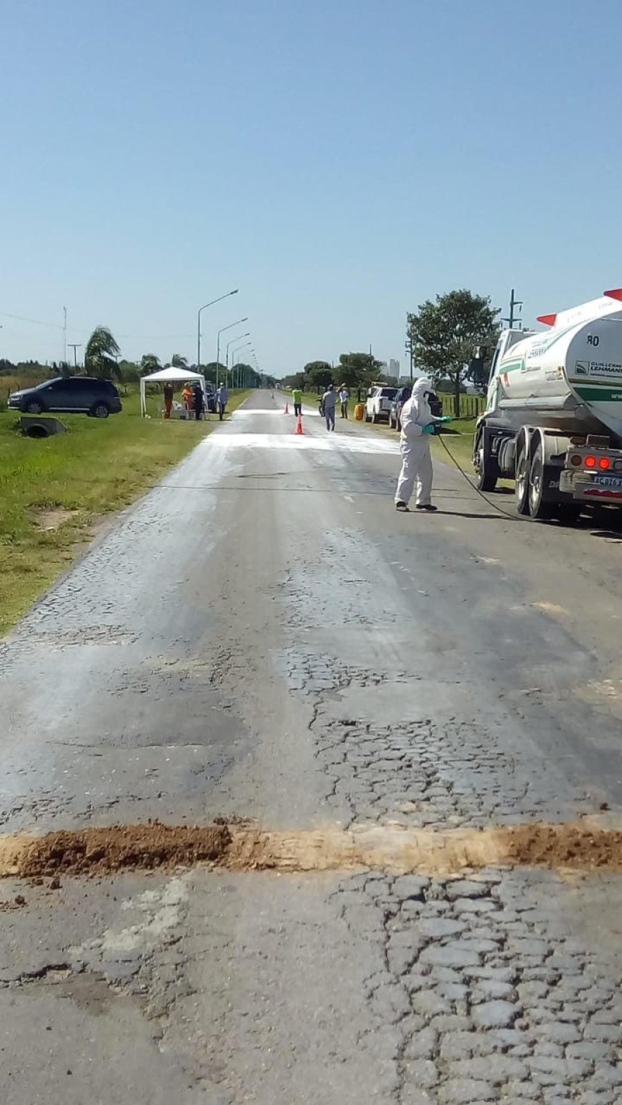 FOTO PRENSA COMUNA// DESINFECCION// Se cumple con todos los veh&iacute;culos en el acceso habilitado.