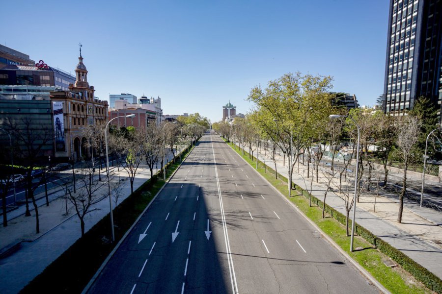 FOTO EUROPA PRESS POSTAL DE CUARENTENA. El Paseo de la Castellana, en Madrid, totalmente vac&iacute;o este s&aacute;bado.