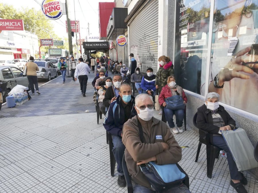 FOTO NA EN EL INFIERNO. Jubilados y beneficiarios de planes sociales el viernes, en una espera interminable.