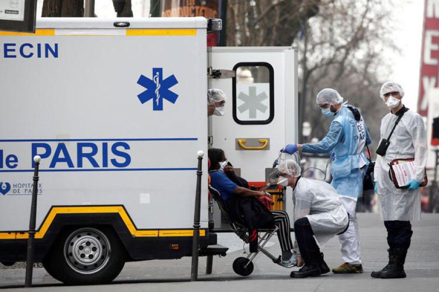 FOTO ARCHIVO FRANCIA. Los profesionales de la salud trasladando a un paciente en Par&iacute;s.