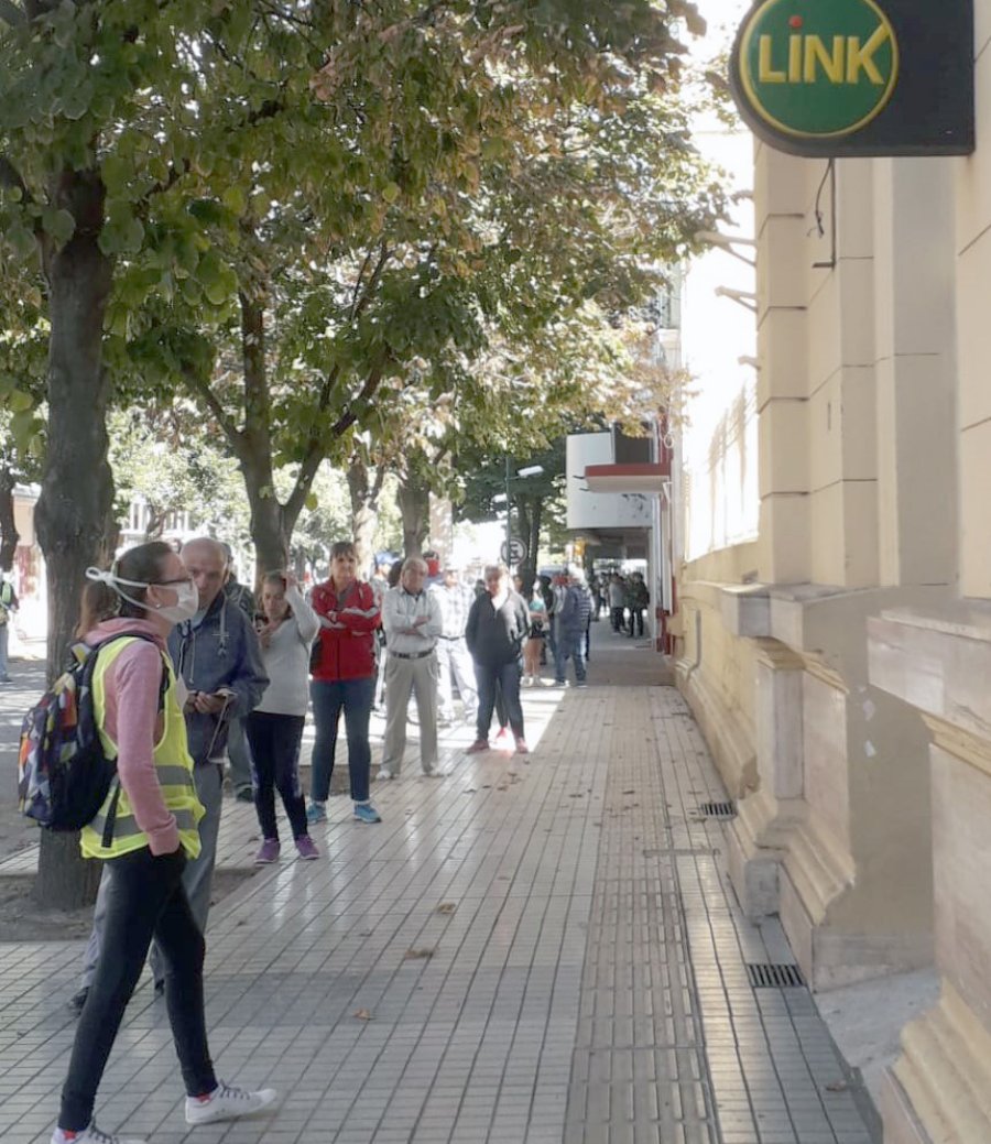 FOTO ARCHIVO SOLIDARIDADES. Un gesto para aplaudir, el de los voluntarios que organizan las filas de jubilados en los bancos.