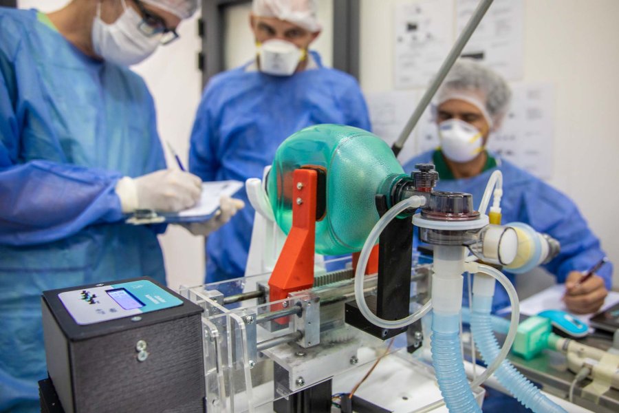 FOTO PRENSA UNL// RESPIRADOR ARTIFICIAL// Se trata de un desarrollo del grupo Inbio SA de Rafaela.