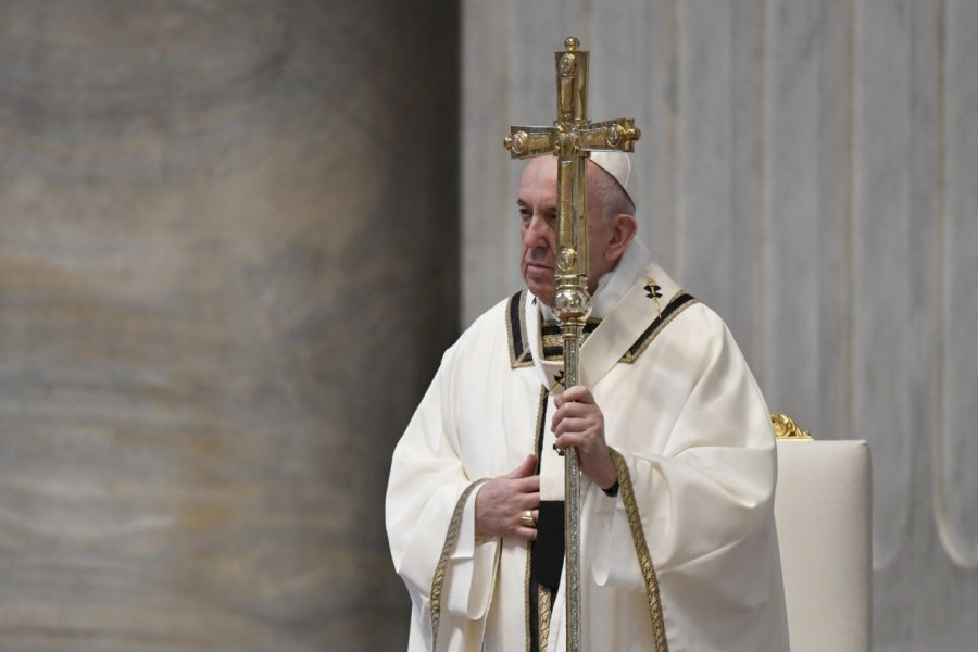 FOTO AFP PAPA. Ofici&oacute; ayer la Misa de Resurrecci&oacute;n en una vac&iacute;a Bas&iacute;lica San Pedro en el Vaticano.