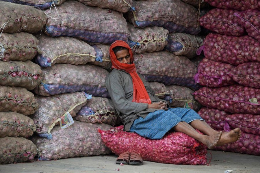 FOTO INTERNET EN LA INDIA. El Gobierno comenzó a distribuir alimentos entre la población más pobre.  FOTO INTERNET ASISTENCIA ALIMENTARIA. Podría incrementarse como consecuencia del coronavirus.
