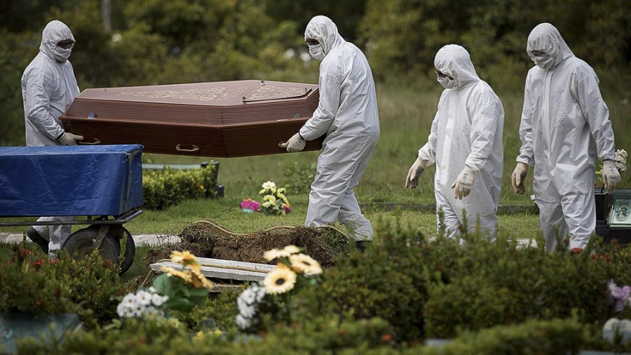 FOTO TELAM BRASIL. Personal de servicios f&uacute;nebres al enterrar un cuerpo en un cementerio de San Pablo.