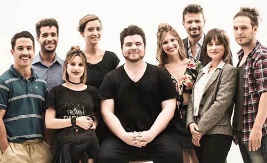 FOTO TELESHOW// APREMIANTE SITUACI&Oacute;N//Gast&oacute;n Cocchiarale y el elenco de "Esto es tan s&oacute;lo la mitad de todo aquello que me contaste."