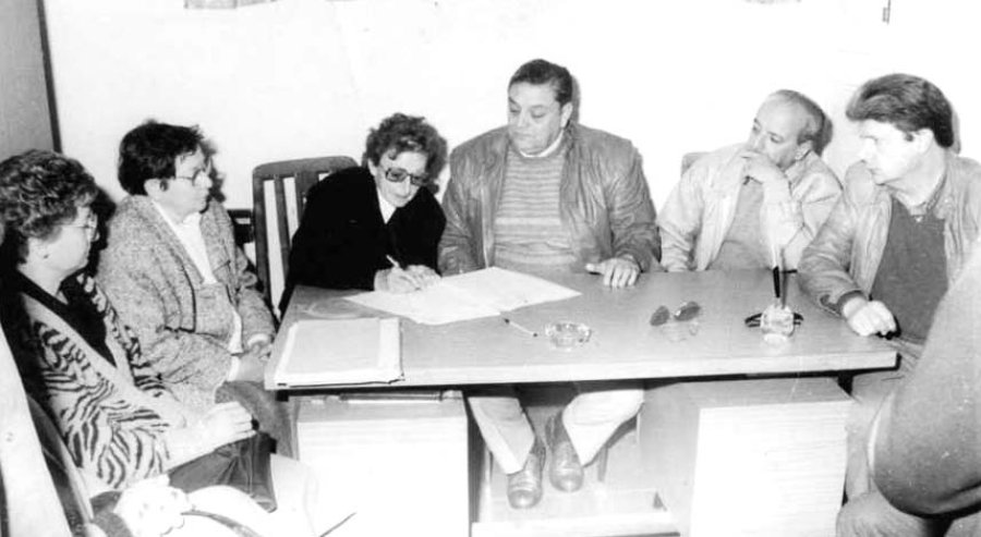 ARCHIVO PRIVADO EL TESTIMONIO.- Magdalena firma la donaci&oacute;n de la esquina de Bol&iacute;var y Ayacucho al Club 9 de Julio. Certifica el escribano Carlos Mar&iacute;n y asisten los directivos Hilario Nicola y Nelson Pochetino. ESQUELAS.- Los mensajes de dos grandes
