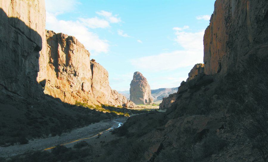 FOTO SECRETARIA DE TURISMO// PIEDRA PARADA//Area natural protegida entre Gualjaina y Paso del Sapo. PANORAMICA//Ofrece un contenido hist&oacute;rico, geol&oacute;gico, arqueol&oacute;gico y paleotol&oacute;gico.