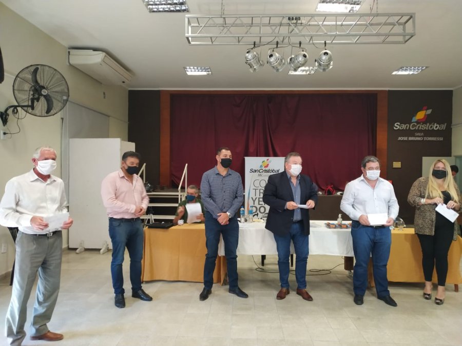 FOTO PRENSA MUNICIPALIDAD// ENTREGA./ un momento del acto donde se efectivizaron los aportes.