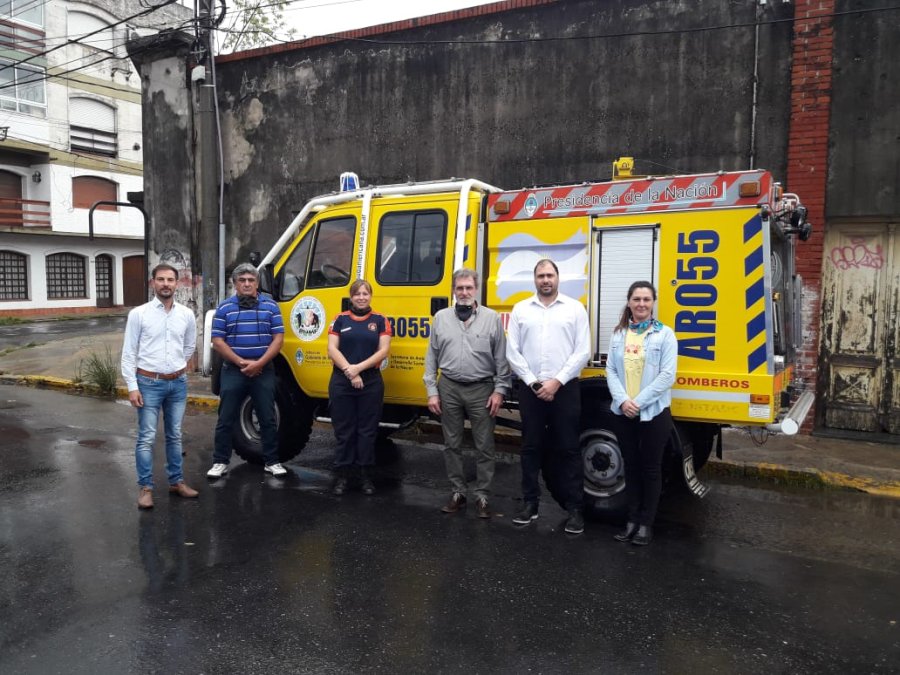 FOTO PRENSA COMUNA// AUTOBOMBA// El titular comunal, Jos&eacute; Barbero, miembros del cuartel, y el anterior jefe comunal, Fabio Barbero. PAVIMENTO URBANO.//Fue completada la segunda mano de calle Juan B. Justo. VEREDA.//Se ejecut&oacute; la acera del centro de a