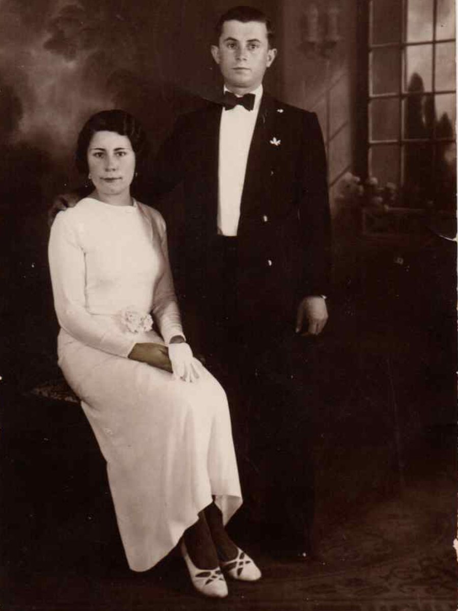 ARCHIVO// UN HALLAZGO//- Fotograf&iacute;a social con el hombre parado y la mujer sentada. Se dice que era una foto del compromiso; en la de la boda, cambiaban los lugares.