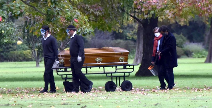 FOTO TELESHOW// SEPELIO./Unicamente dos personas pudieron asistir a la ceremonia.