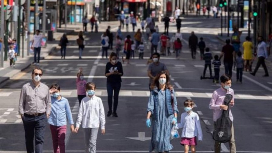 FOTO EFE EN MADRID. Las familias salieron a caminar a pesar de la pandemia.