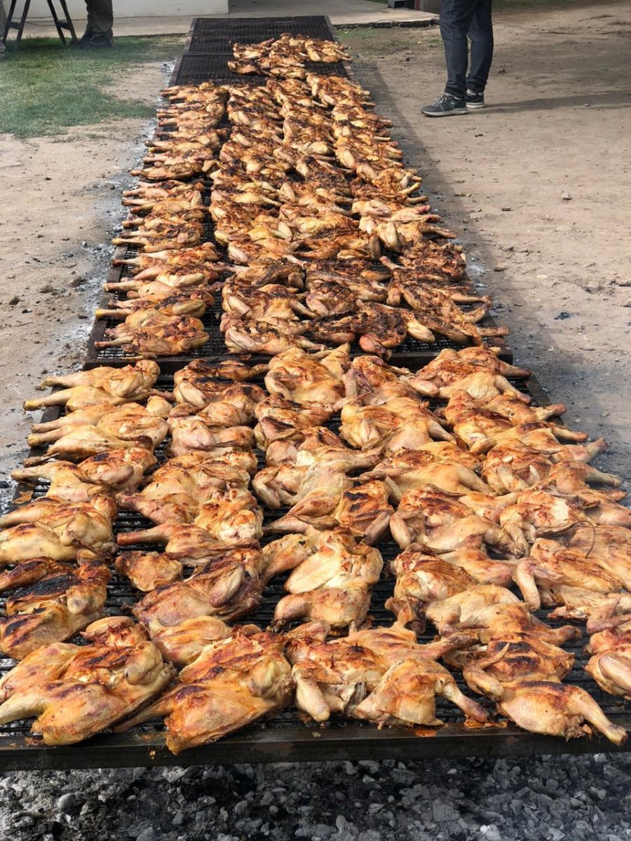 FOTO EL DEPARTAMENTAL// POLLADA// la inmensa parrilla cociendo los pollos que significaron una ayuda para el efector p&uacute;blico de salud.