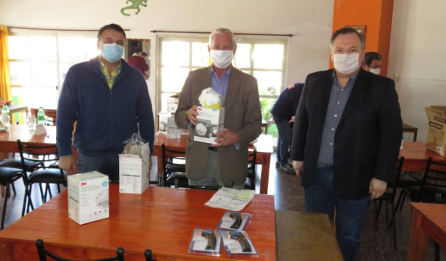 FOTO PRENSA MUNICIPALIDAD// AUTORIDADES// Piumatti, Boscarol y Michlig durante la ceremonia. ENTREGA// Las autoridades junto a los jefes de gobiernos locales.