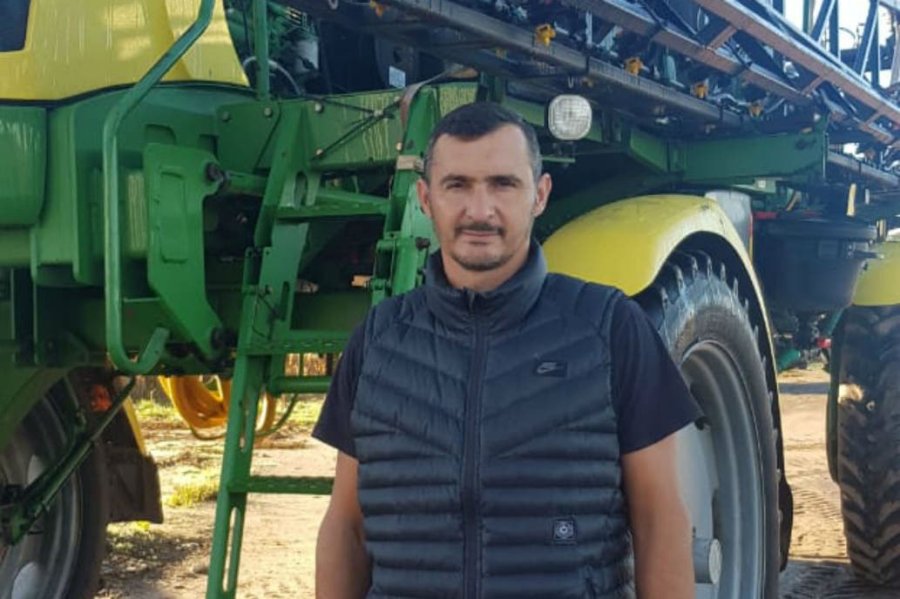 FOTO INTERNET UN EJEMPLO. Ricardo Casarini, con su pulverizador en la bonaerense ciudad de Bragado. FOTO INTERNET LA TAREA. Lavado de las veredas por la noche, y a veces en el día.