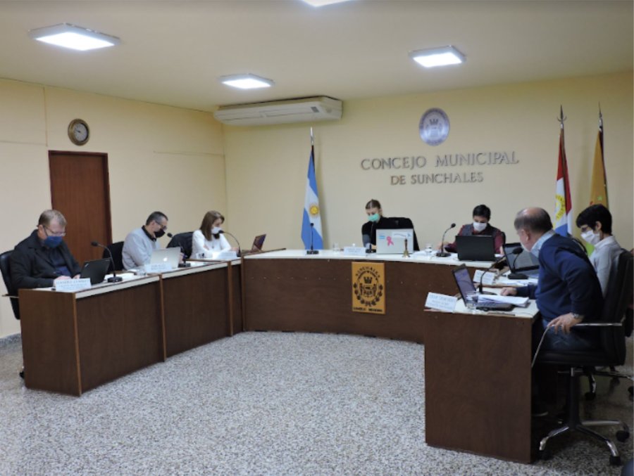 FOTO PRENSA CONCEJO// SESION EXTRAORDINARIA// Los ediles y la secretaria del cuerpo durante el reciente encuentro.