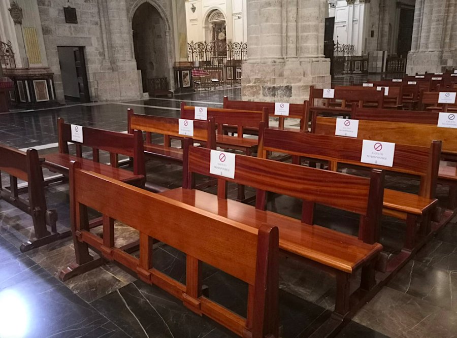 ARQUIDI&Oacute;CESIS DE VALENCIA./ Distancia de seguridad en los bancos.