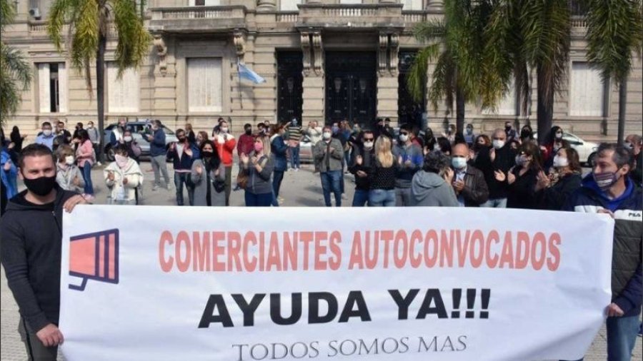 FOTO ROSARIO 3 PROTESTAS. Comerciantes santafesinos el jueves frente a Casa de Gobierno.